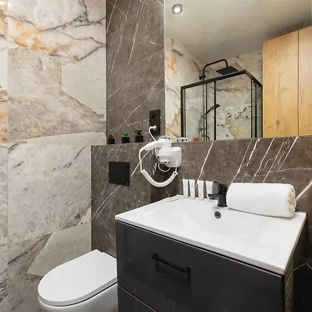 Modern Near The Railway Station By Renters 公寓 *